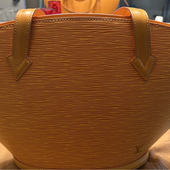 LV Saint Jacques timeless and classic handbag is made of Epi leather. - Picture 3 of 5